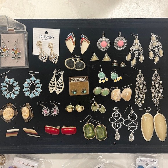 24 Pairs Vintage Earrings D'Bella Marvella & More - Picture 6 of 6